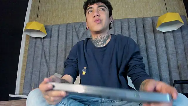 Snapshot of SantiOlsen chatting on November 25, 11:43 am SantiOlsen online show from November 25, 11:43 am