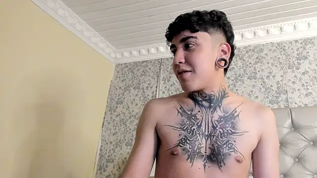 Snapshot of SantiOlsen chatting on December 1, 12:37 am SantiOlsen online show from December 1, 12:37 am