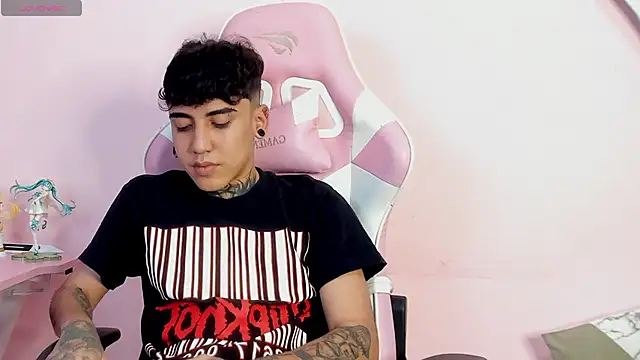 Snapshot of SantiOlsen chatting on December 1, 9:42 pm SantiOlsen online show from December 1, 9:42 pm