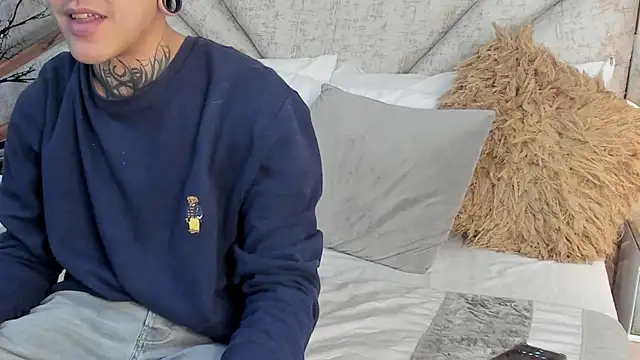 Snapshot of SantiOlsen chatting on December 2, 11:59 am SantiOlsen online show from December 2, 11:59 am