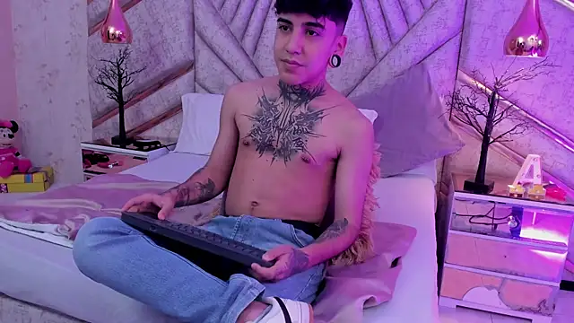 Snapshot of SantiOlsen chatting on December 3, 12:25 pm SantiOlsen online show from December 3, 12:25 pm