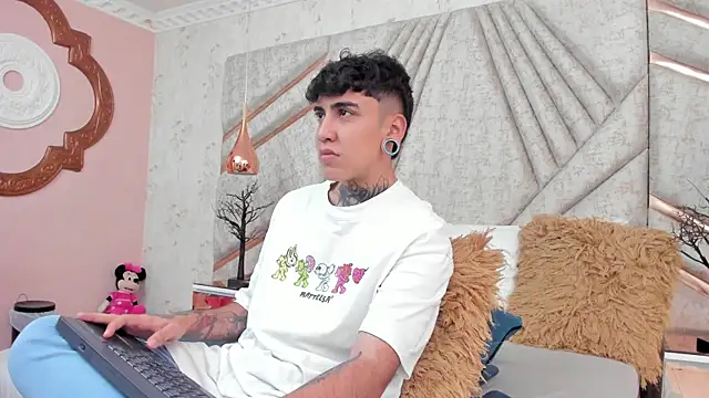 Snapshot of SantiOlsen chatting on December 4, 12:14 pm SantiOlsen online show from December 4, 12:14 pm