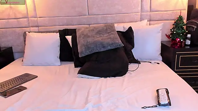 Snapshot of SantiOlsen chatting on December 5, 6:44 am SantiOlsen online show from December 5, 6:44 am