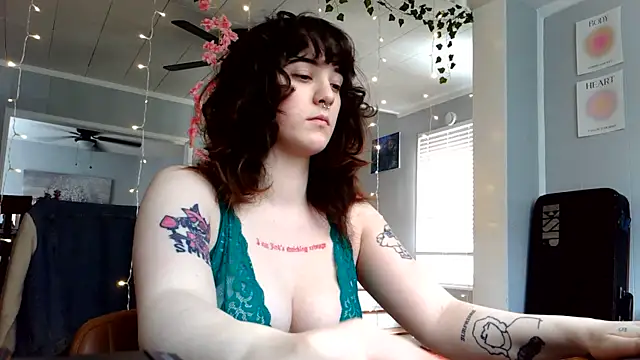 Snapshot of Trickylucy555 chatting on March 17, 7:06 pm Trickylucy555 online show from March 17, 7:06 pm