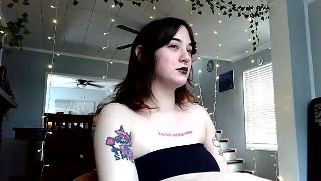 Snapshot of Trickylucy555 chatting on April 4, 5:43 pm Trickylucy555 online show from April 4, 5:43 pm