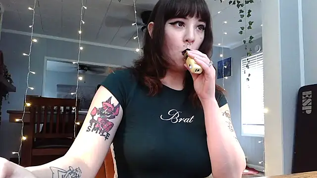 Trickylucy555 online show from May 12, 10:29 pm