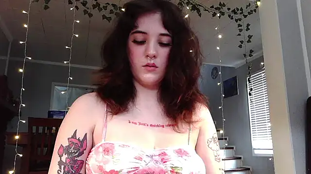 Trickylucy555 online show from May 27, 9:45 pm