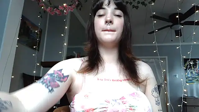 Trickylucy555 online show from June 18, 6:23 pm