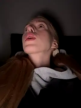 kira mia online show from November 28, 3:36 pm