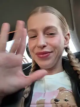 Snapshot of kira_mia chatting on March 30, 3:57 pm kira mia online show from March 30, 3:57 pm