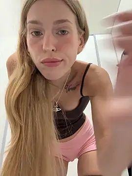 Snapshot of kira_mia chatting on April 9, 4:34 pm kira mia online show from April 9, 4:34 pm