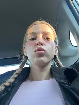 Snapshot of kira_mia chatting on April 11, 3:49 pm kira mia online show from April 11, 3:49 pm