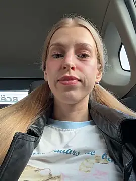 Snapshot of kira_mia chatting on April 18, 3:49 pm kira mia online show from April 18, 3:49 pm