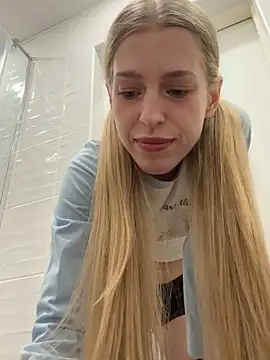 Snapshot of kira_mia chatting on April 18, 7:29 pm kira mia online show from April 18, 7:29 pm