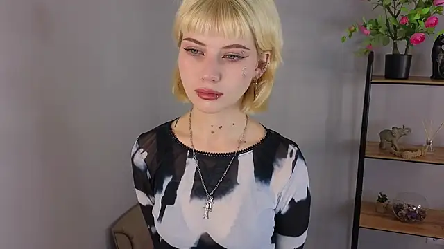 Snapshot of Jasmi_Yets chatting on October 31, 8:26 am Jasmi Yets online show from October 31, 8:26 am