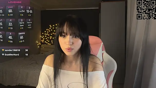 Snapshot of ella_simons chatting on March 20, 12:37 am ella simons online show from March 20, 12:37 am