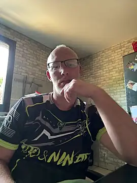 Snapshot of Cedric7653 chatting on June 1, 5:42 am Cedric7653 online show from June 1, 5:42 am