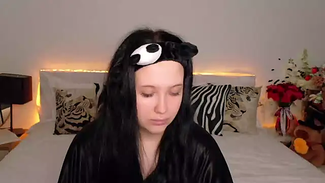 Felicia Herceg online show from October 31, 7:15 pm