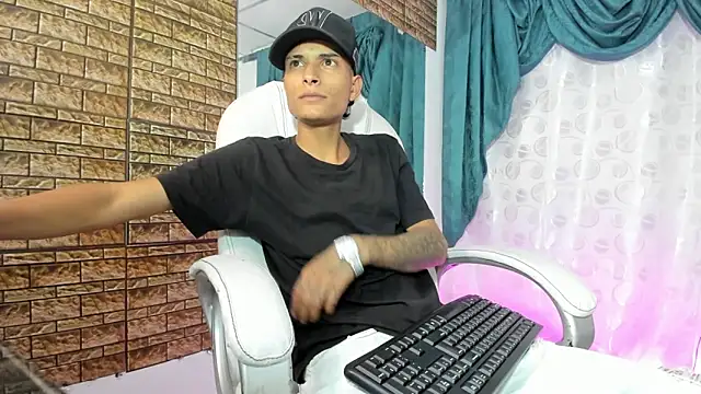 Snapshot of paul_booy chatting on October 24, 2:52 am paul booy online show from October 24, 2:52 am