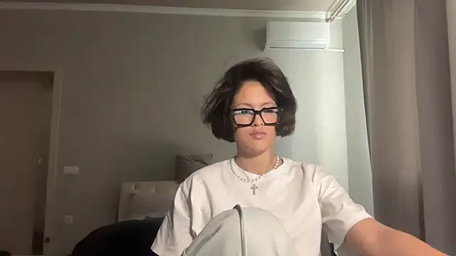 LeandraCasali online show from October 20, 1:11 pm