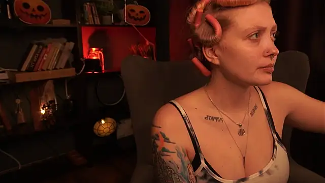 Kiki shay online show from October 31, 1:12 pm