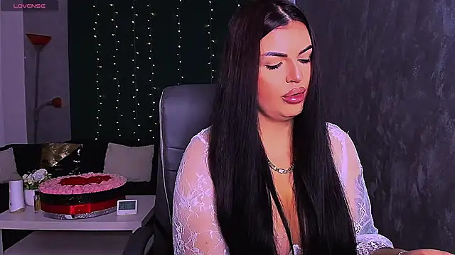 Snapshot of RheaLynn chatting on November 17, 10:04 pm RheaLynn online show from November 17, 10:04 pm