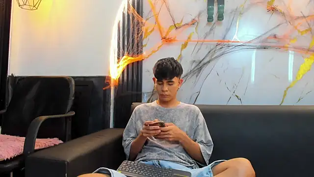 Snapshot of Collins_of1 chatting on October 22, 10:09 pm Collins of1 online show from October 22, 10:09 pm