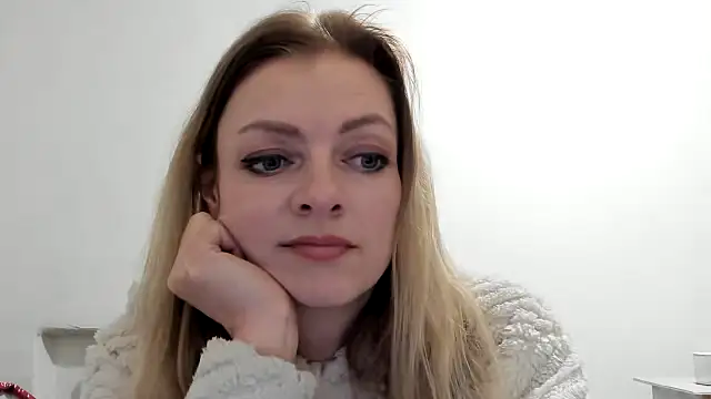 Snapshot of Salionne chatting on March 13, 6:14 pm Salionne online show from March 13, 6:14 pm