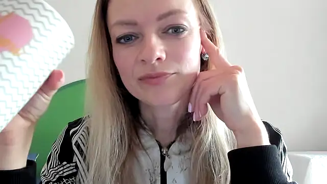 Snapshot of Salionne chatting on March 22, 11:02 am Salionne online show from March 22, 11:02 am