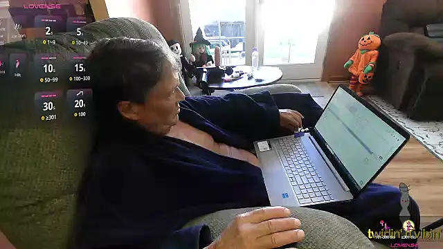 Snapshot of DoubleTrouble59 chatting on October 27, 4:33 pm DoubleTrouble59 online show from October 27, 4:33 pm