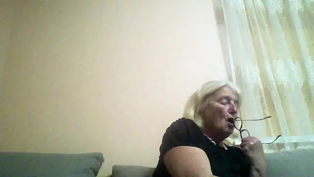 Snapshot of AmyLove353 chatting on June 17, 8:21 pm AmyLove353 online show from June 17, 8:21 pm