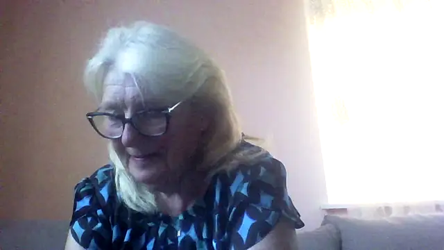 Snapshot of AmyLove353 chatting on June 19, 3:33 am AmyLove353 online show from June 19, 3:33 am