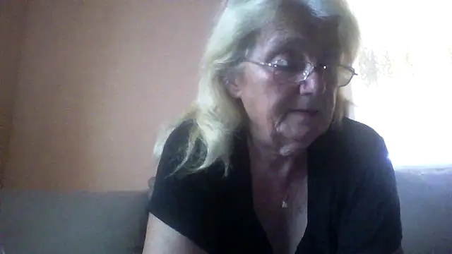 Snapshot of AmyLove353 chatting on July 2, 3:23 am AmyLove353 online show from July 2, 3:23 am