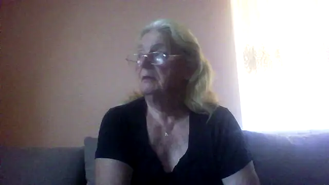 Snapshot of AmyLove353 chatting on July 4, 3:24 am AmyLove353 online show from July 4, 3:24 am