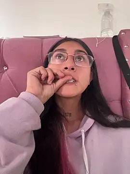 Snapshot of Violeet-Smith chatting on March 3, 2:34 pm Violeet-Smith online show from March 3, 2:34 pm