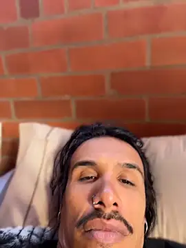 Snapshot of caiiobahia chatting on April 9, 1:27 pm caiiobahia online show from April 9, 1:27 pm