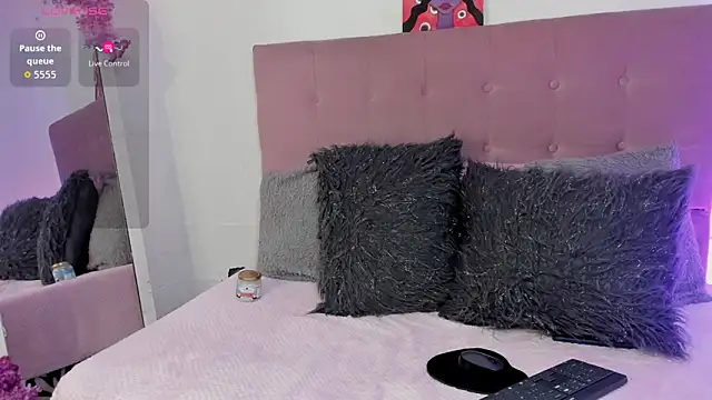 Snapshot of _IR1S_ chatting on November 3, 9:38 pm IR1S online show from November 3, 9:38 pm