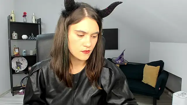 Snapshot of IzzyMonro chatting on October 31, 9:05 pm IzzyMonro online show from October 31, 9:05 pm