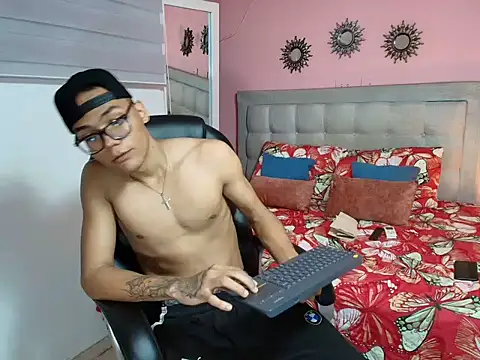 Snapshot of aron_big_big chatting on October 23, 7:23 pm aron big big online show from October 23, 7:23 pm