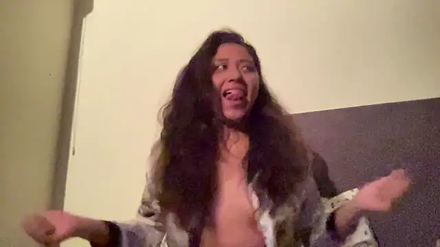 Snapshot of Kmiii21 chatting on November 12, 6:58 am Kmiii21 online show from November 12, 6:58 am