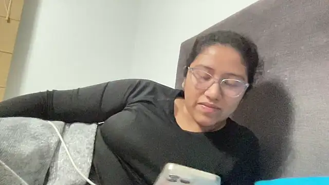 Snapshot of Kmiii21 chatting on December 14, 6:19 am Kmiii21 online show from December 14, 6:19 am