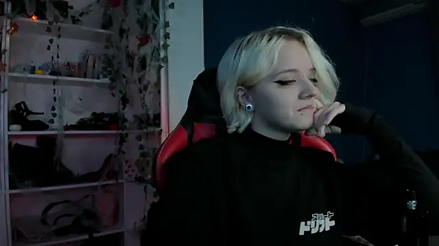 Snapshot of Holy_Mistress_S chatting on October 29, 10:28 am Holy Mistress S online show from October 29, 10:28 am