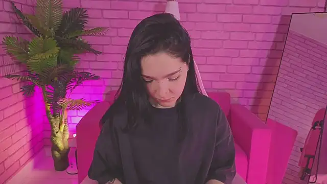 Snapshot of Linda_Sweetiest chatting on December 14, 12:49 am Linda Sweetiest online show from December 14, 12:49 am