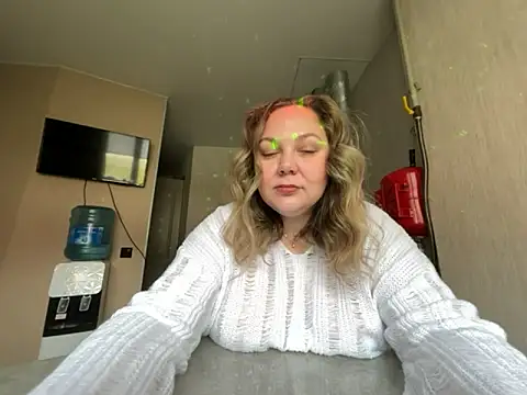 Snapshot of _GloriaLowe_ chatting on October 27, 8:18 am  GloriaLowe  online show from October 27, 8:18 am