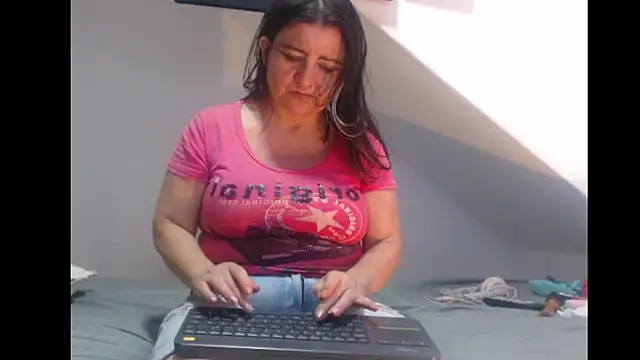 Snapshot of Debora_Cienfuegos25 chatting on February 22, 2:02 am Debora Cienfuegos25 online show from February 22, 2:02 am