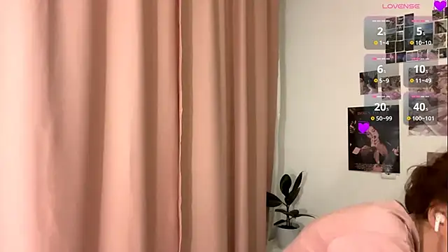 Kira Sanders online show from December 2, 5:08 pm