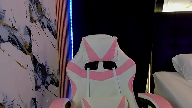 Scarlet DLuce online show from November 26, 9:10 am