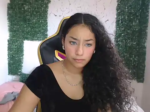 Snapshot of emily_stars1 chatting on November 20, 7:02 pm emily stars1 online show from November 20, 7:02 pm