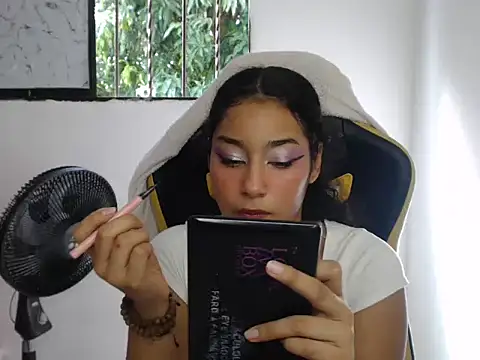 Snapshot of emily_stars1 chatting on November 24, 7:46 pm emily stars1 online show from November 24, 7:46 pm