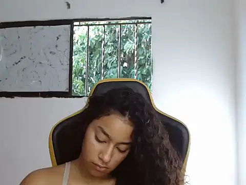 Snapshot of emily_stars1 chatting on December 4, 7:44 pm emily stars1 online show from December 4, 7:44 pm